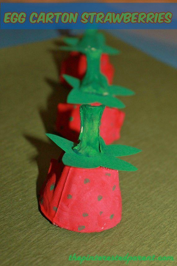 My daughter is a very finicky eater. It is not easy to get her to eat her fruits & vegetables. She doesn’t like much, but she does love her strawberries. Tonight’s craft was inspired…Continue Reading… Strawberry Crafts, Strawberry Art, Strawberry Summer, Summer Crafts For Kids, Arts And Crafts For Kids, Spring Crafts, Diy For Kids, Summer Preschool Activities, Preschool Crafts