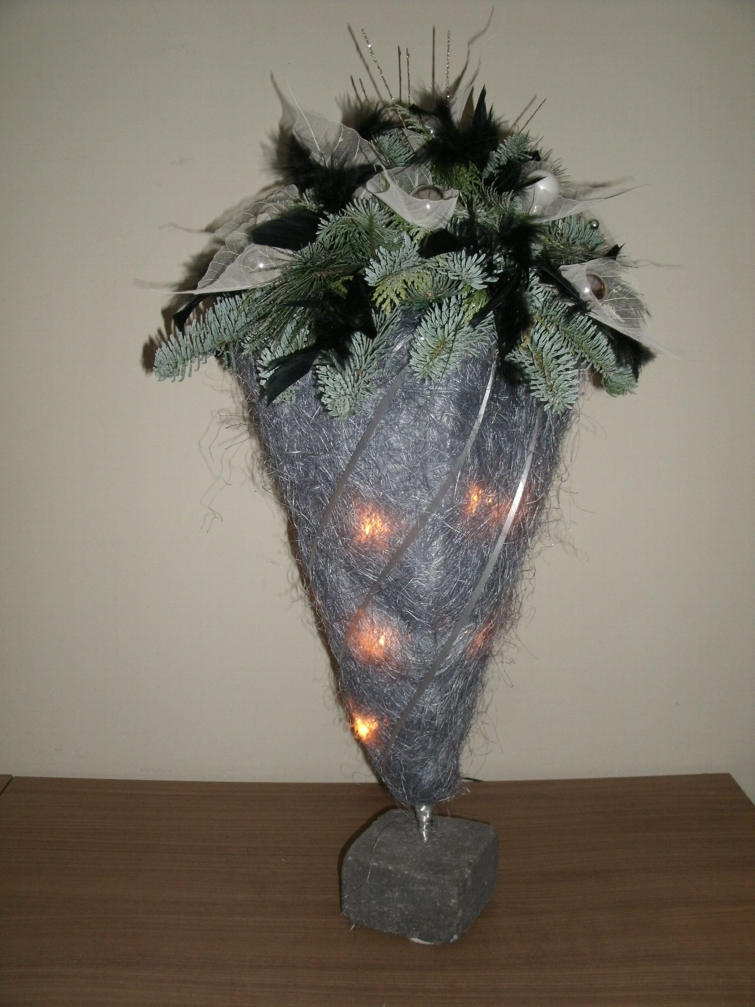 Sisal punt met verlichting op steen met kersttakken, balletjes ... Sisal punt met verlichting op steen met kersttakken, balletjes ...