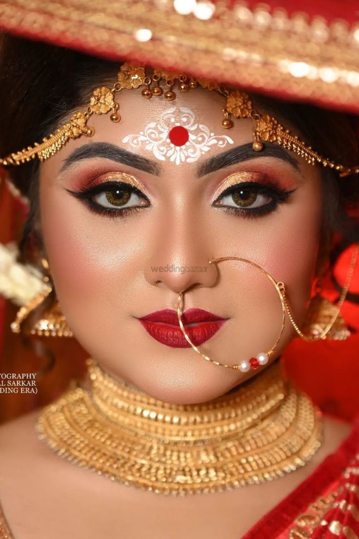 Here are the Most beautiful inspiration for Benagli Bridal look. from bridal makeup to bridal jewellery, we have covered everything #weddingbazaar#indianwedding #bengalibridetraditionallook #bengalibridereceptionlook #bengalibridephotoshoot #bengalibridemakeup #bengalibridehairstyle #bengalibridesaree #bengalibridejewelery #bengalibridelook #bengalibrideeyemakeup #bengalibridegoldjewellery #bengalibridephotos #bengalibrideweddingphotos #bengalibride Exquisite Bride, Gorgeous Bride, Beautiful Girl Image, Bengali Bride, Bengali Wedding, Bride Eye Makeup, Gorgeous Bridal Makeup, Coffee Art Painting, Pakistani Bridal Makeup