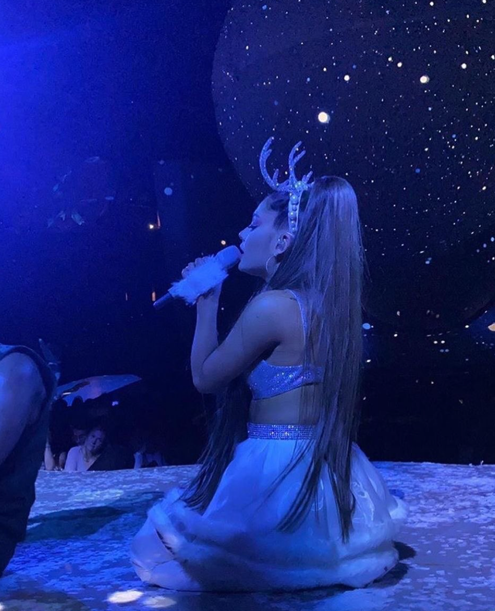 Image about ariana grande in — sweetener tour ♡ by madi ♡ Ariana Grande Album, Ariana Tour, Ariana Grande Cute, Arianna Grande, Ariana Grande Pictures, Ariana Grande Photoshoot, Foto E Video, Photo And Video, Ariana Video