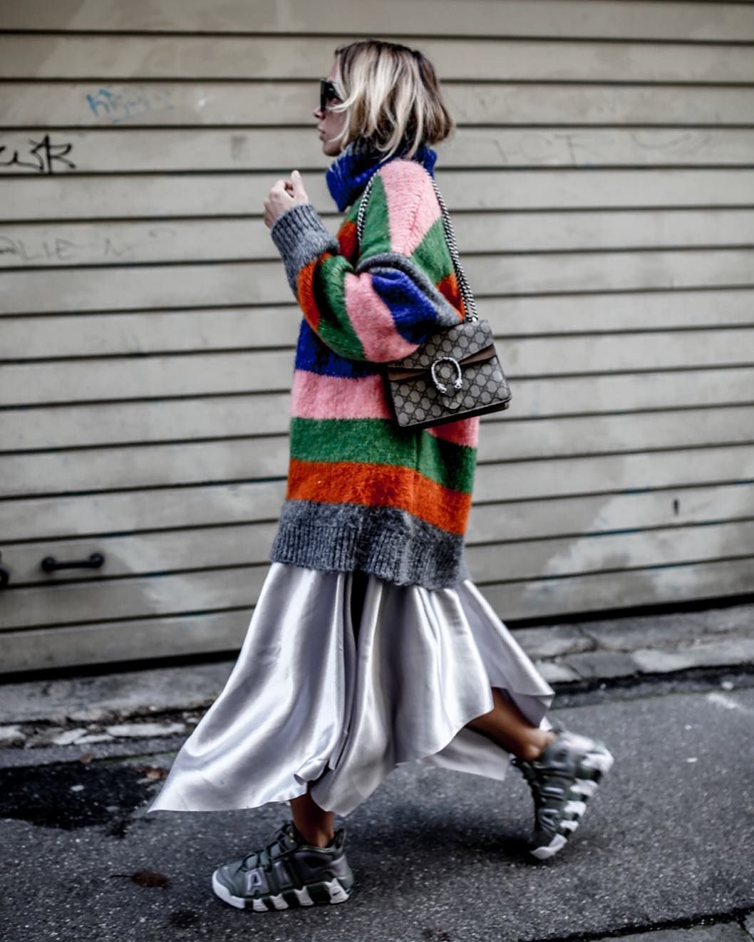 Unser Fashion Tipp: Das Trend-Styling aus Midirock und langem Pullover sieht man 2019 an vielen Influencern. So funktioniert der Look