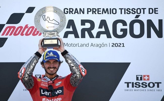 Rider asal Italia tersebut sudah separo jalan. Pada sesi kualifikasi dinihari tadi, Pecco-sapaan akrabnya- berhasil mengamankan pole position ketiganya beruntun Valentino Rossi, Baseball Cards, Reading, Sports, Door Prizes, Italia, Hs Sports, Reading Books, Sport