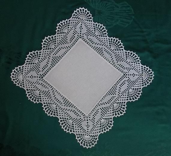 Hardanger Uncinetto centrini di patchwork con viticci in bianco quadrato 36 x 36 cm Materiale: 100% cotone Colore: bianco Crochet gancio spessore: mm 1,25 Dimensioni: cm 36,5 volte 36,5 cm, dei quali Hardangerstoff 18 x 18 cm È un prezioso lavoro di mano Crochet Bedspread Pattern, Crochet Lace Edging, Crochet Borders, Cotton Crochet, Crochet Doilies, Hand Crochet, Crochet Stitches, Crochet Patterns, Doily Patterns