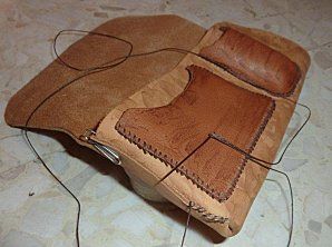 blague à tabac cuir Crea Cuir, Deco Cuir, Magic Bag, Techniques Couture, Leather Bags Handmade, Diy Couture, Larp, Leather Working, Leather