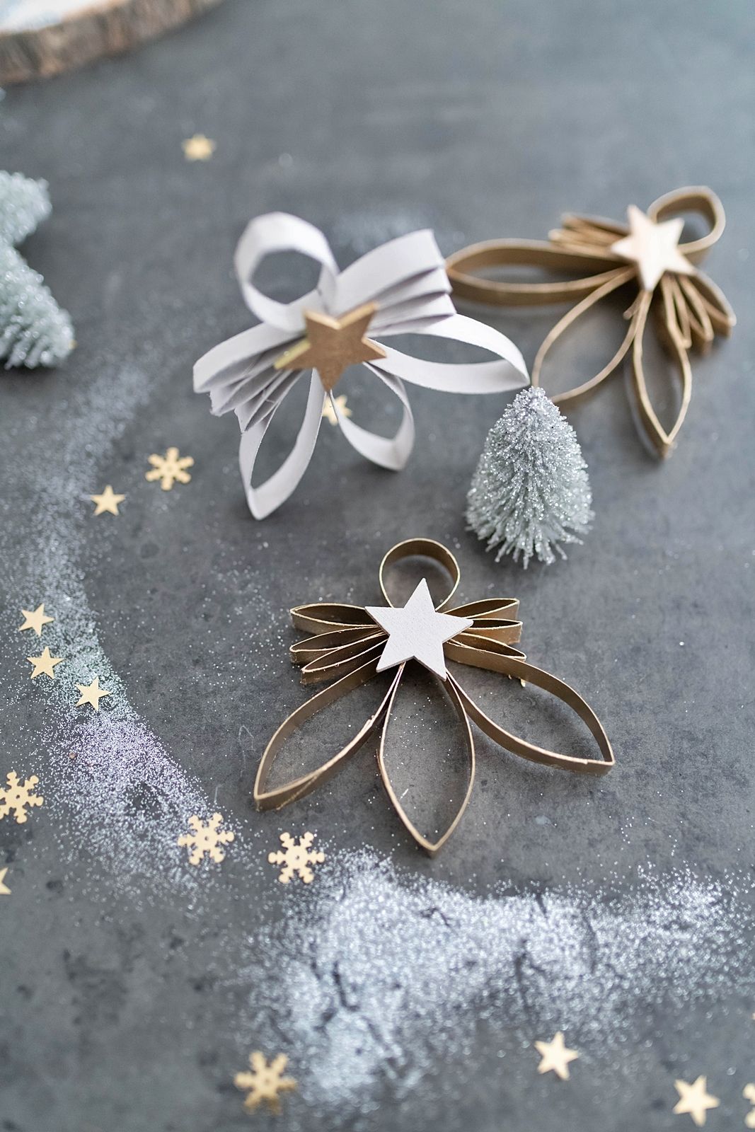 Kreativ-Adventskalender #20: Weihnachtsengel aus Papprollen Xmas Diy, Christmas Ornaments To Make, Christmas Crafts For Kids, Christmas Projects, Kids Christmas, Handmade Christmas, Christmas Decor Diy, Holiday Crafts, Chritmas Diy