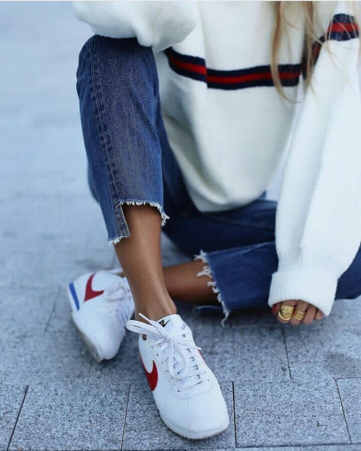 Details denim. Rafels en cut-outs onderaan de pijpen blijven populair in 2018/ denim trends / jeans trends 2018/ modetrends jeans Fashion Mode, Fashion Outfits, Womens Fashion, Fashion Trends, Style Fashion, Fashion Ideas, Inspiration Mode, Mode Inspo, Streetwear Inspiration