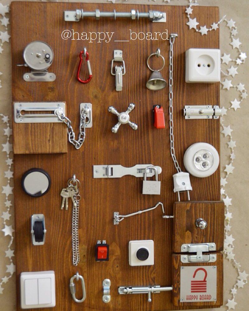 Доска-бизиборд #happyboard_standard -28 элементов сверху вниз, слева направо: 🔓ручка-переноска, болт с гайками и шайбами; 🔓катушка; 🔓карабин простой цветной; 🔓застежка-клипса; 🔓колокольчик; 🔓вилка и розетка (заменяется по запросу); 🔓дверца с дверной цепочкой; 🔓маховик; 🔓защита тумблера; 🔓щеколда-автомат; 🔓вращающееся зеркальце; 🔓цепочка с карабинчиком и ключами; 🔓накладка и замок; 🔓светильник на батарейках (в комплекте); 🔓колесико; 🔓дверца с ручкой и накидной крючок; 🔓выключател Baby Diy, Diy Baby Stuff, Diy Busy Board, Busy Board Baby, Infant Activities, Activities For Kids, Diy For Kids, Crafts For Kids, Diy Sensory Board
