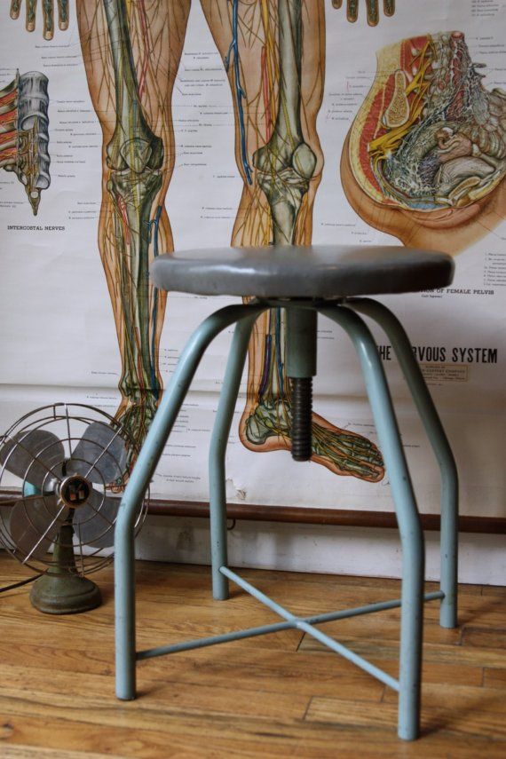 Vintage 1940s industrial stool from a doctors office. it was made ... Lav sengeramme metall