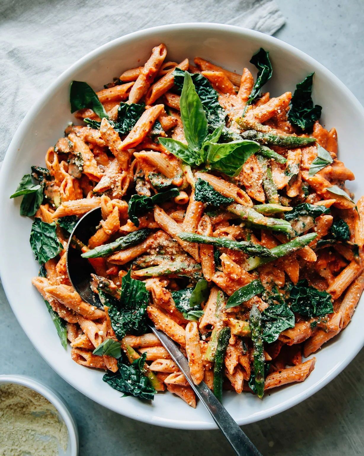 This vegan rosé penne pasta recipe is super creamy and flavourful from a combination of cashews, miso, and rich marinara. Rosé wine makes it flavourful. Easy, tasty, healthy dinner! Rose Sauce Pasta, Rose Pasta, Asparagus Pasta, Asparagus Recipe, Parmesan Recipes, Vegan Recipes, Vegan Parmesan, Penne Pasta Recipes, Pasta Dinners