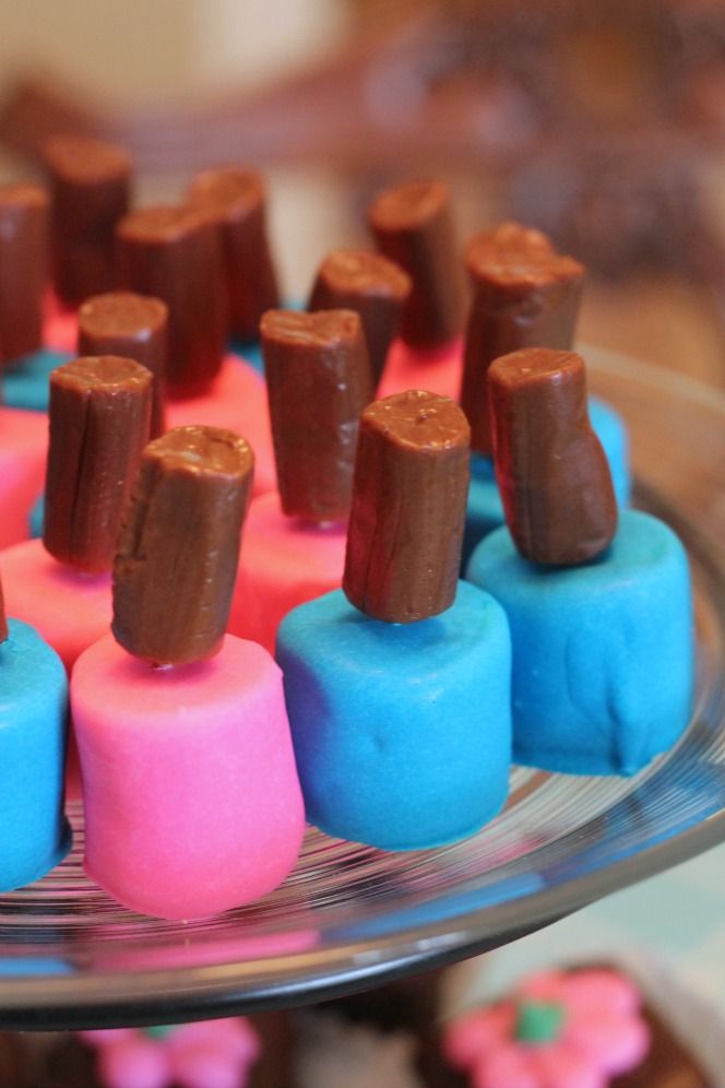 Spa Party - Edible Nail Polish Bottles PartiesforPennies.com Marshmellows dipped in melted candy with a tootsie roll top Spa Day Party, Kids Spa Party, Spa Party Favors, Party Set, Spa Birthday Parties, Pamper Party, Sleepover Party, Bday Party, Bachelorette Parties