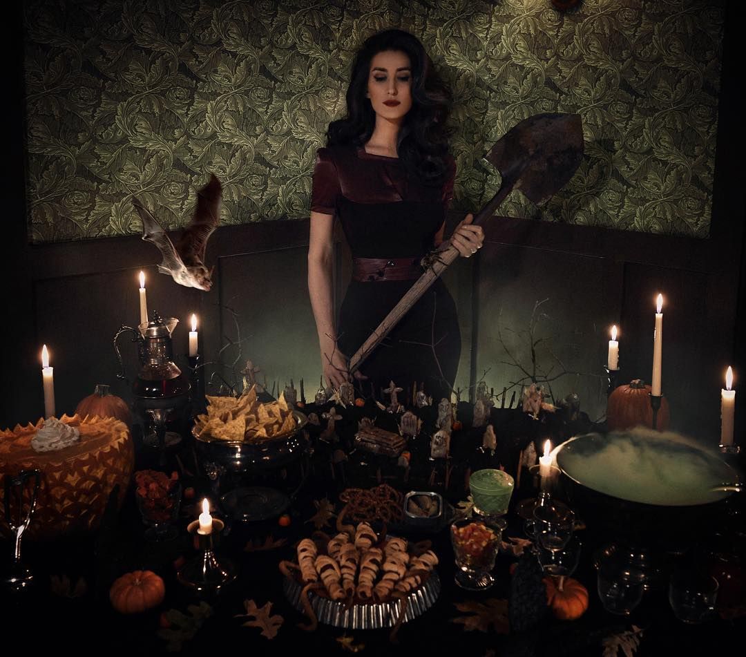 "Curious Creations" star Christine McConnell showed "GMA Day" how to make some of her creepy creations -- Vampire Milkshake, Poison Apple Punch and more. Halloween Party Hacks, Creepy Halloween Desserts, Halloween Cosplay, Diy Halloween Decorations, Holidays Halloween, Halloween Treats, Happy Halloween, Elegant Halloween, Halloween Activities