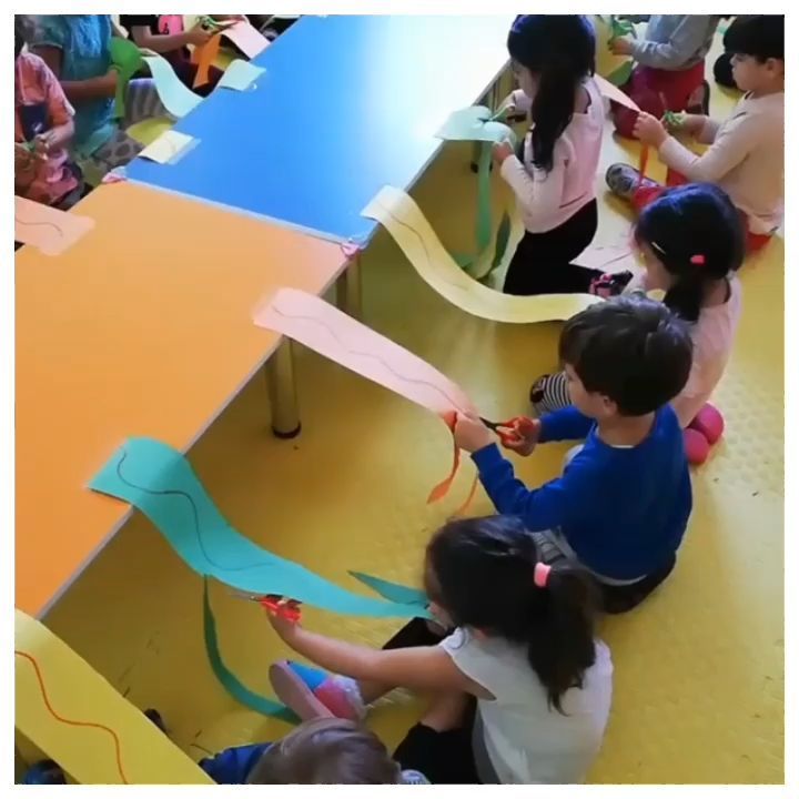 🏋️♂️ CARRERA DE RECORTES 🏋️♀️ hoy practicamos la destreza con las tijeras con esta genial propuesta de @dortmevsimetkinlik_ 😃😃 . .… Preschool Fine Motor Skills, Motor Skills Activities, Preschool Learning Activities, Preschool Classroom, Preschool Activities, Indoor Activities, Cutting Activities For Preschoolers Scissor Practice, Cutting Skills Preschool, Preschool Decor
