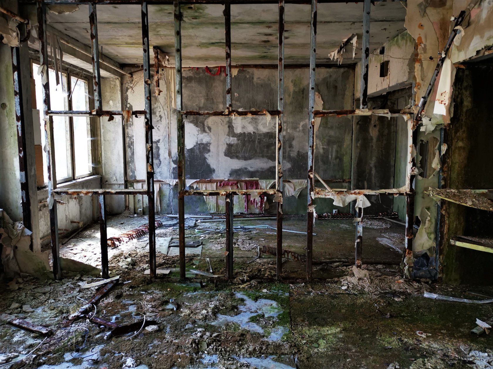 The Complex were meant as the primary control center for the East German National Defence Counsil (NVR) of the GDR and were part of a military investment program for the planned increase in the defense capability of the Ministry of National Defense. #ColdWar #GDR #DDR #urbex #urbanexploration #abandoned #decay #abandonedplaces #urbexphotography Abandoned Ohio, Abandoned Factory, Abandoned Asylums, Abandoned Hospital, Abandoned Buildings, Abandoned Places, Places In Europe, Places Around The World, Around The Worlds