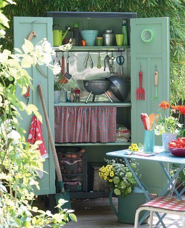 Une armoire transformée en abri de jardin/a wardrobe transformed into a garden ...