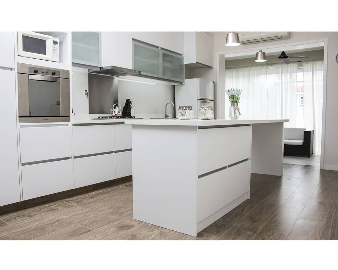 HM Mosteiro Amoblamientos SRL on Instagram: “Remodelacion de cocina completa. Diseñamos una propuesta con Isla en el centro, un estilo bien moderno. El color seleccionado es blanco…” Kitchen Island, Instagram, Color, Home Decor, Proposal, Islands, Centre, White People, Trendy Tree