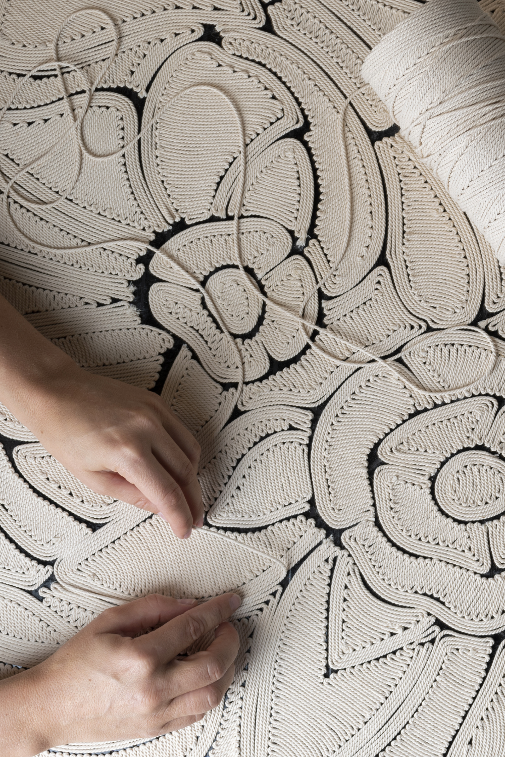 Wist je dat het Manila behang van Arte® met de hand in patroon wordt gelegd? Door deze techniek krijgt het behang een prachtig 3D effect. Een fantastische aanwinst voor je interieur! Het behang is verkrijgbaar in verschillende kleuren en dessins, zo is er altijd wel eentje die het beste bij jouw interieur past. Bohemian, Clutch, Boho