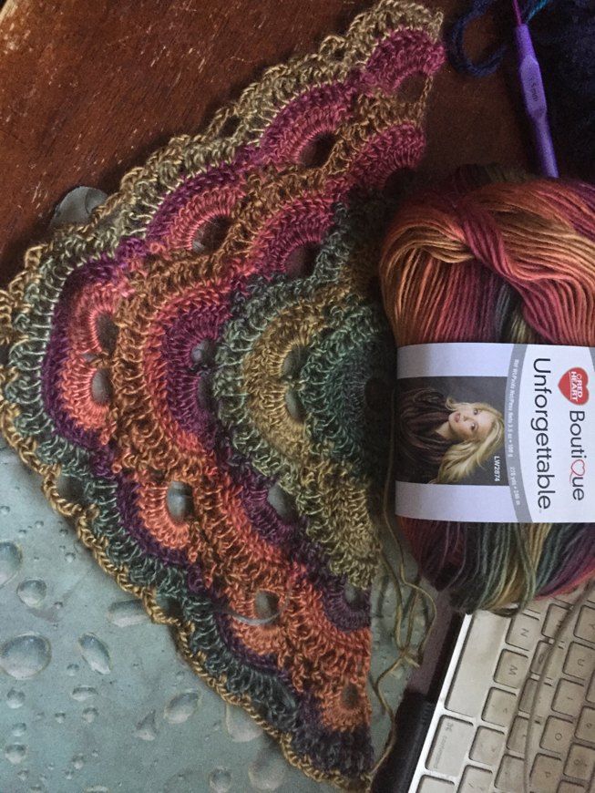 Diy Tricot Crochet, Crochet Shawl Pattern Free, Crochet Motifs, Shawl Patterns, Knit Or Crochet, Crochet Scarves, Crochet Crafts, Crochet Clothes, Crochet Projects