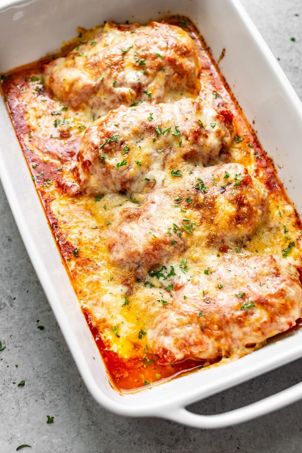 This cheesy chicken bake uses simple ingredients and it's total comfort food! It has plenty of mozzarella, parmesan, and marinara sauce. It's like a low-carb chicken parmesan (no breading). Easy Chicken Dinner Recipes, Baked Chicken Recipes, Yummy Dinners, Recipe Chicken, Sauce Marinara, Marinara Recipe, Tomato Sauce, Queso Mozzarella, Mozzarella Chicken