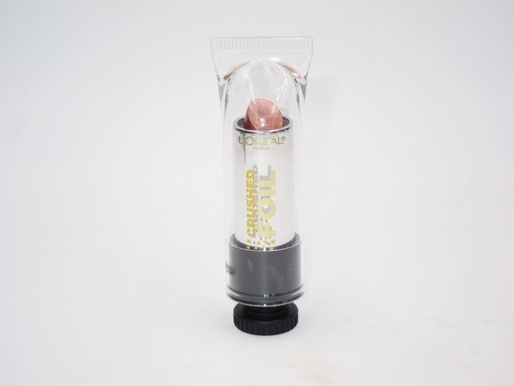 L’Oreal Crushed Foils Metallic Lipstick Review & Swatches Metallic Lipstick, Makeup Board, Lipstick Swatches, How To Line Lips, Dry Lips, Natural Lips, Metallic Foil, Loreal, Muse