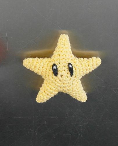 Ravelry: Super Mario star magnet pattern by Erika Elfsberg | Mario star