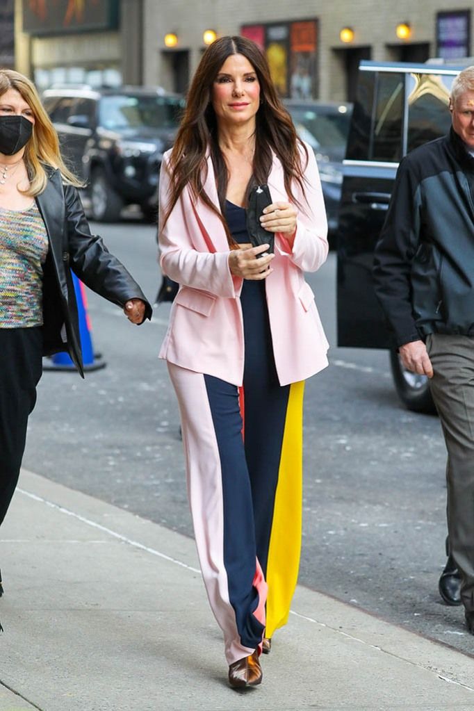 Sandra Bullock Speed, Navy Blue Crop Top, Colored Boots, Golden Globe