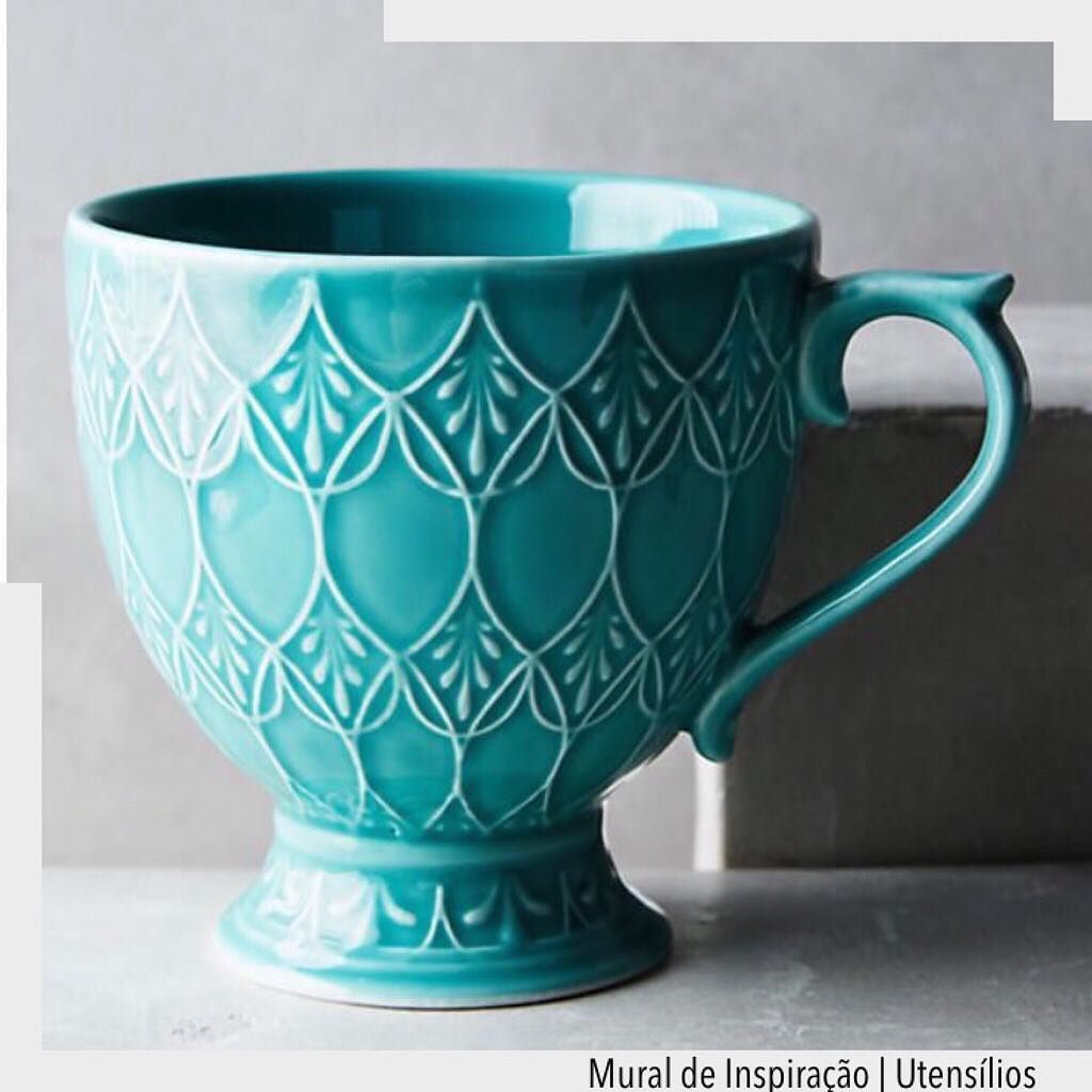 As peças causam impacto pela sua cor e pelos seus detalhes. Inspiração para iniciar o dia com um bom café para acordar aliado a uma linda e delicada louça. http://ift.tt/1U7uuvq arqdecoracao arqdecoracao @arquiteturadecoracao @acstudio.arquitetura #adinspiracao #inspiracao #utensilios #louça #xiçara #azul #decor #detalhe @unumdesign #unumy Coffee Tea, Coffee Cups, Tea Cups, Coffee Canister, Coffee Logo, Coffee Shop, Fancy Coffee, Coffee Company, Sculptures Céramiques