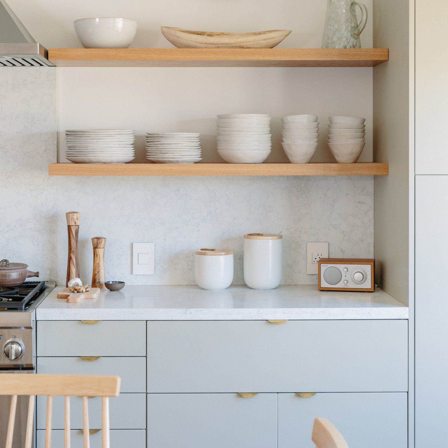 A Dreamy Minimalist Scandi Beach House Reno – Semihandmade Home Decor Kitchen, Kitchen Interior, Home Kitchens, Kitchen Design, Floating Shelves Kitchen, Kitchen Shelves, Farmhouse Side Table, Ideias Diy, Minimalist Kitchen