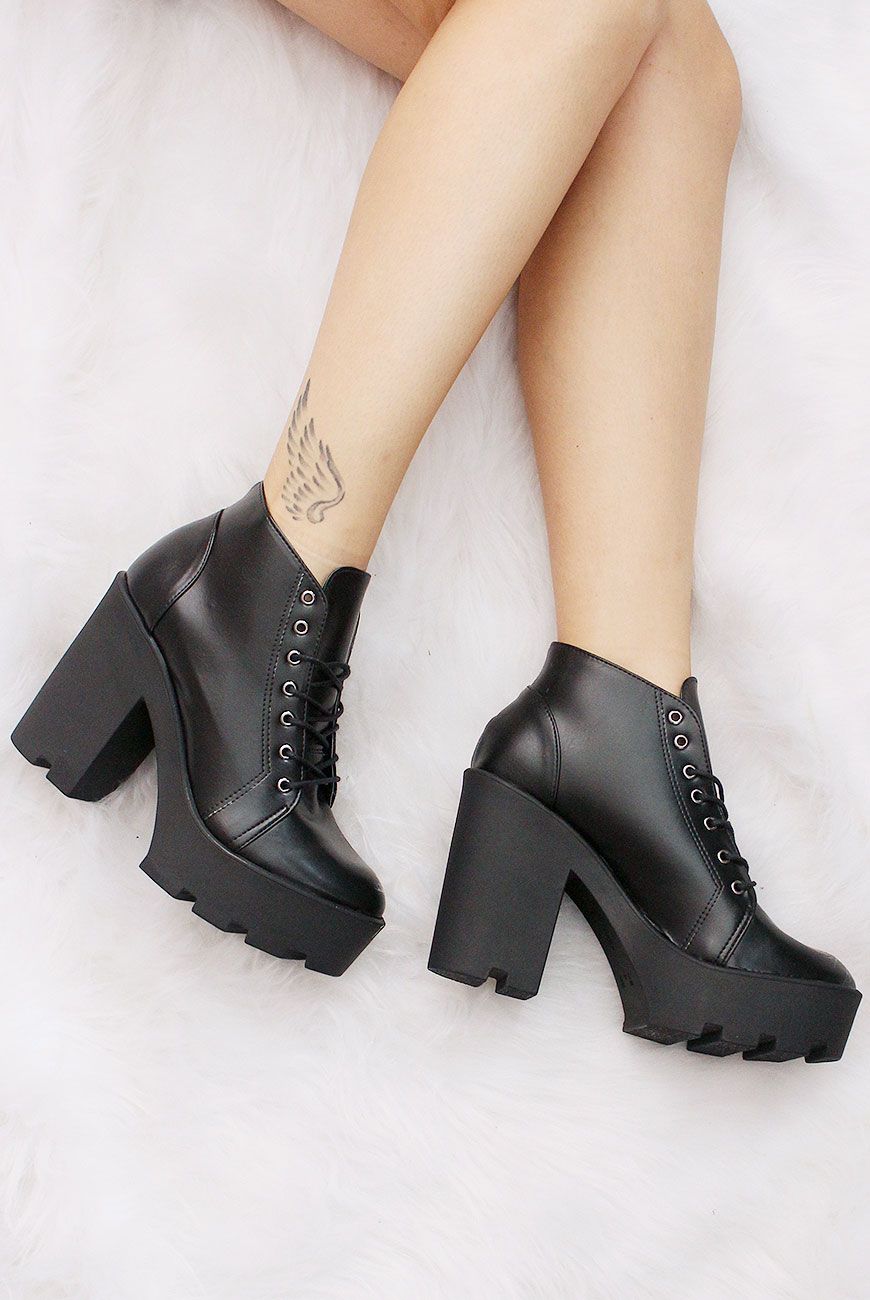 Bota Vegana Tratorada Alecto Preta | Botas pretas, Botas femininas, Bota tratorada preta