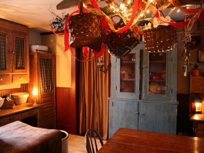 check out this great old country kitchen with oil lamps et al old time christmas decorating