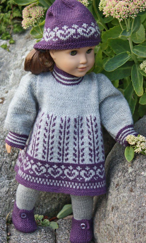 Målfrid Gausel design strikkeoppskrifter dukkeklær for baby born- alle dukkers drømmenettsted Knitting Dolls Clothes, Ag Doll Clothes, Crochet Doll Clothes, Knitting For Kids, Knitted Dolls, Baby Knitting Patterns, Knitting Toys, Knitted Baby, Crochet Baby