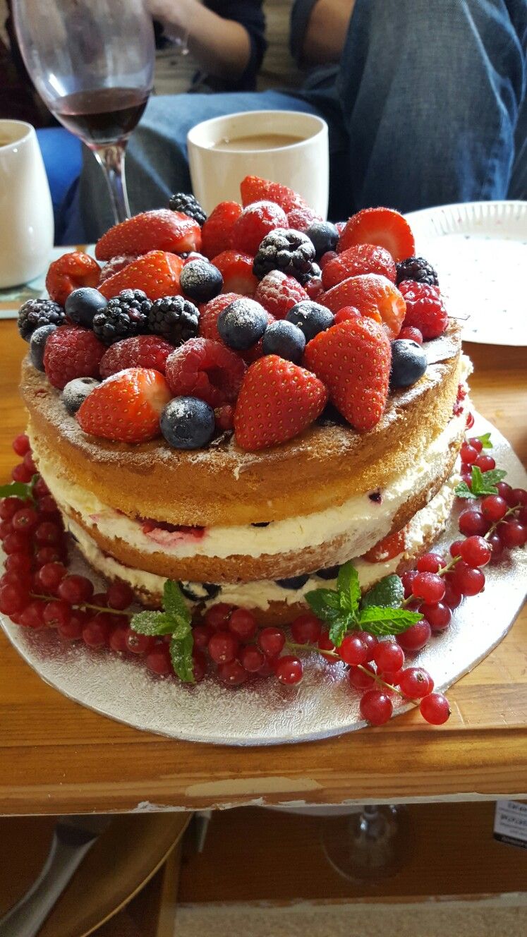 Summer Victoria Sponge Cake Summer Victoria Sponge Cake