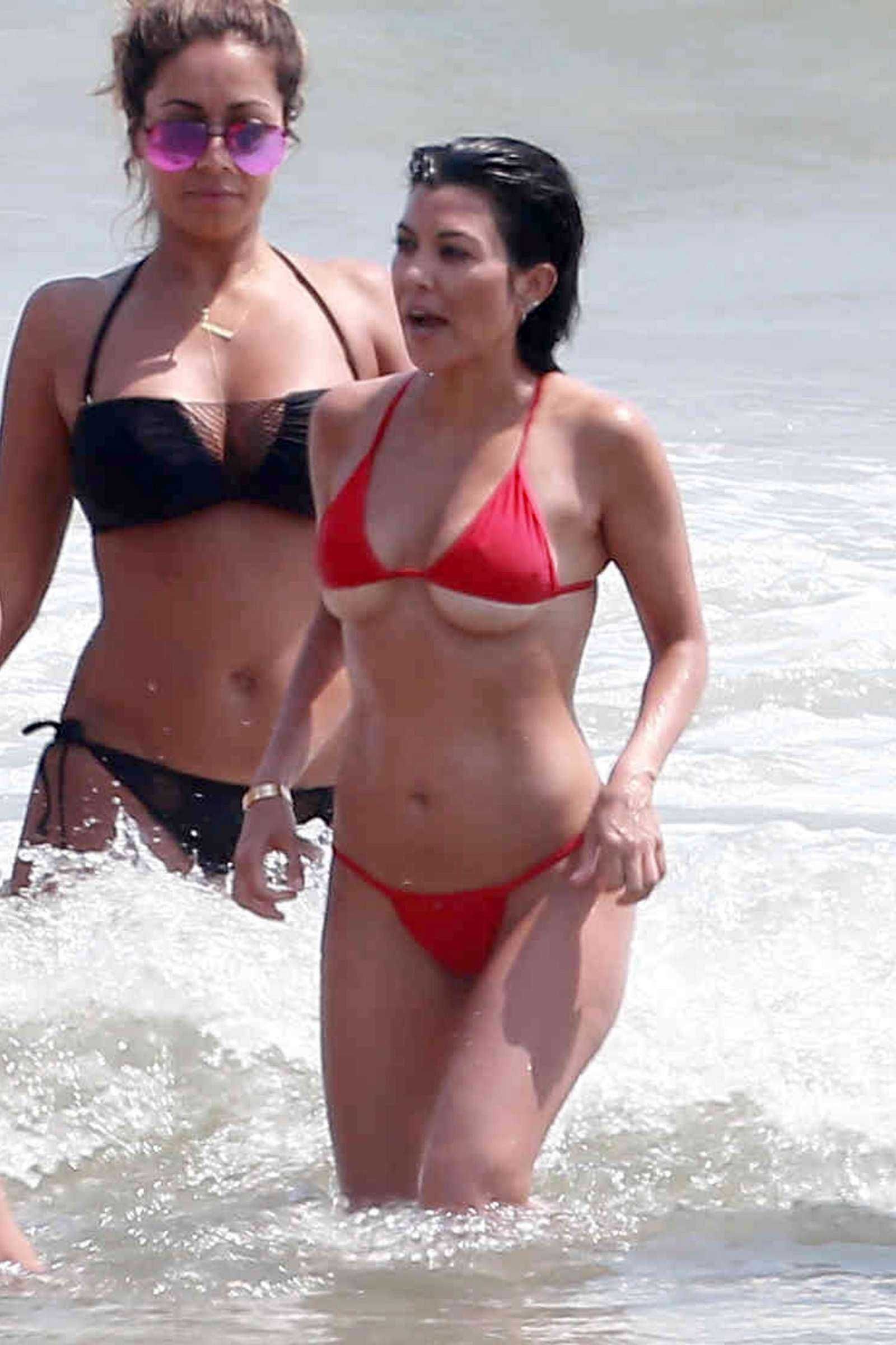Kourtney Kardashian 753 Jpg 1600 2400 Kardashian Bikini
