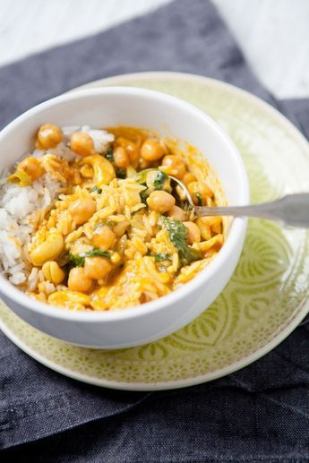 Gelbes Kichererbsen-Curry mit Cashewkernen und Spinat - www.kuechenchaoti...