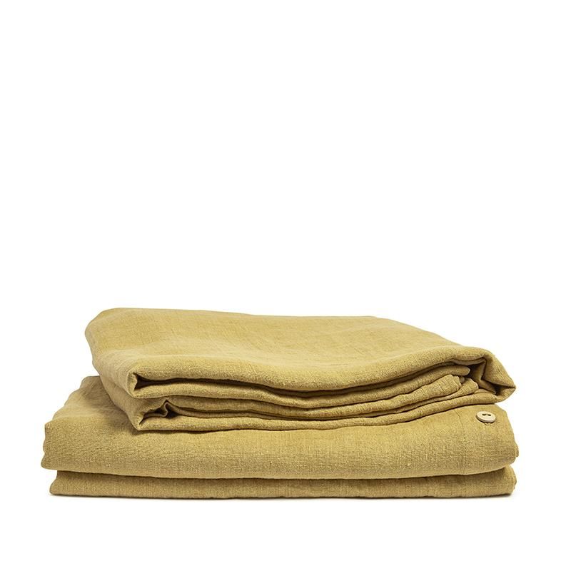 Linnen laken gemaakt van gewassen Europees linnen in de kleur honey. Honey is een warme honingkleurige tint die doet denken aan eindeloze Indian summers. Combineer het met wheat en slate of geef je kamer een extra natuurlijk accent in combinatie met blush, pink salt en terra. \nCreëer met dit linnen laken een pure, relaxte sfeer in je slaapkamer, of gebruik het als lichte en warme plaid. Ook zijn deze lakens mooi om de tafel mee te dekken en maken veel klanten er gordijnen van door de sheet Linen Duvet Covers, Linen Bedding, Linen Fabric, Free Fabric Samples, The Heavy, Indian Summer, Flat Sheets, Antibacterial, Yarn Dyeing