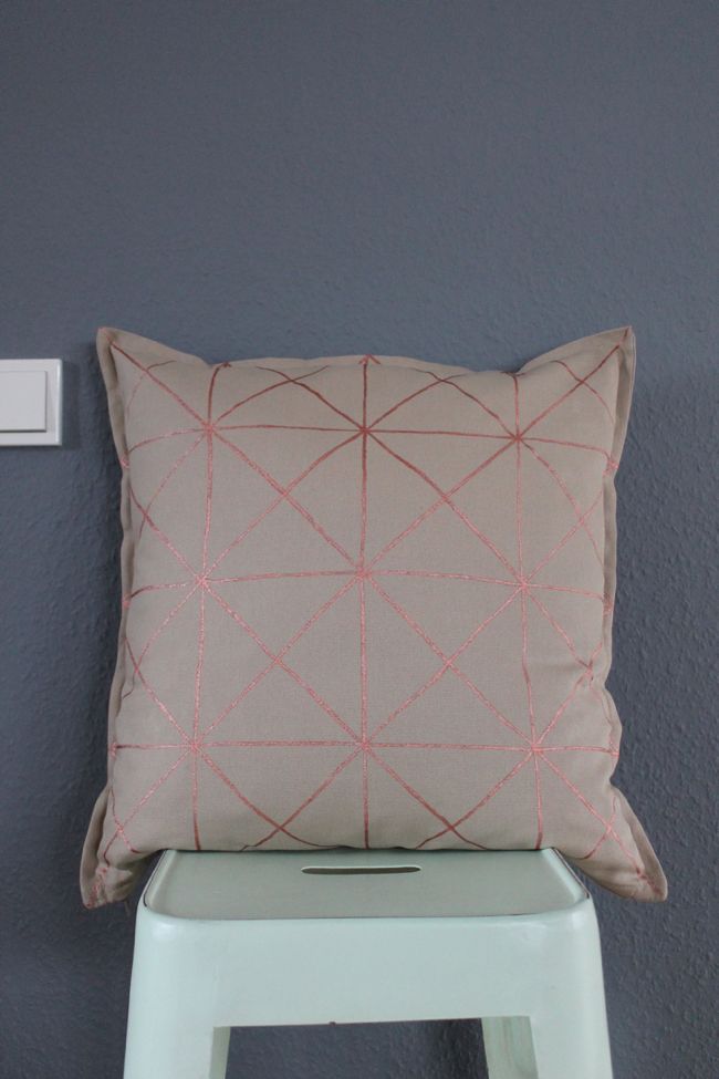 Diy Kissen Von Ikea Selbst Bemalt Mit Kupferfarbe Auf Mintfarbenen Diy Kissen Von Ikea Selbst Bemalt Mit Kupferfarbe Auf Mintfarbenen Hocker