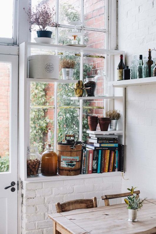 Window shelving idea Style At Home, Home Interior, Interior Decorating, Vintage Interior, Decorating Ideas, Brick Interior, Vintage Eclectic, Interior Details, Vintage Decor