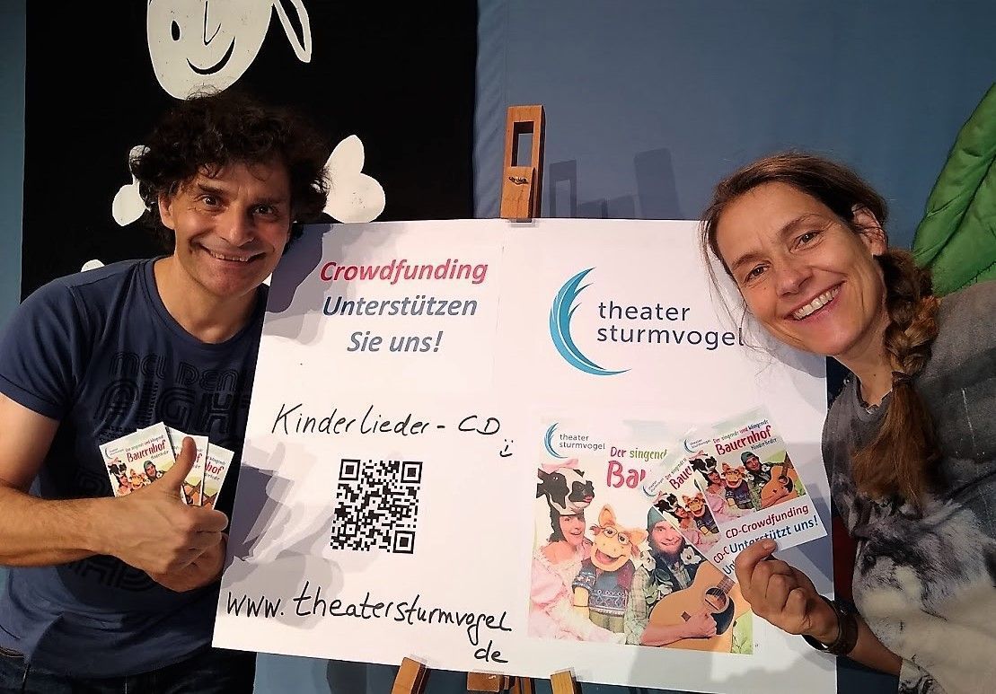 Es Lauft Unser Selbstgebastelter Aufsteller Findet Bei Den Auftritten Viel Beachtung Und Postkarten Haben Wir Auch Danke An Al Postkarten Aufsteller Poster