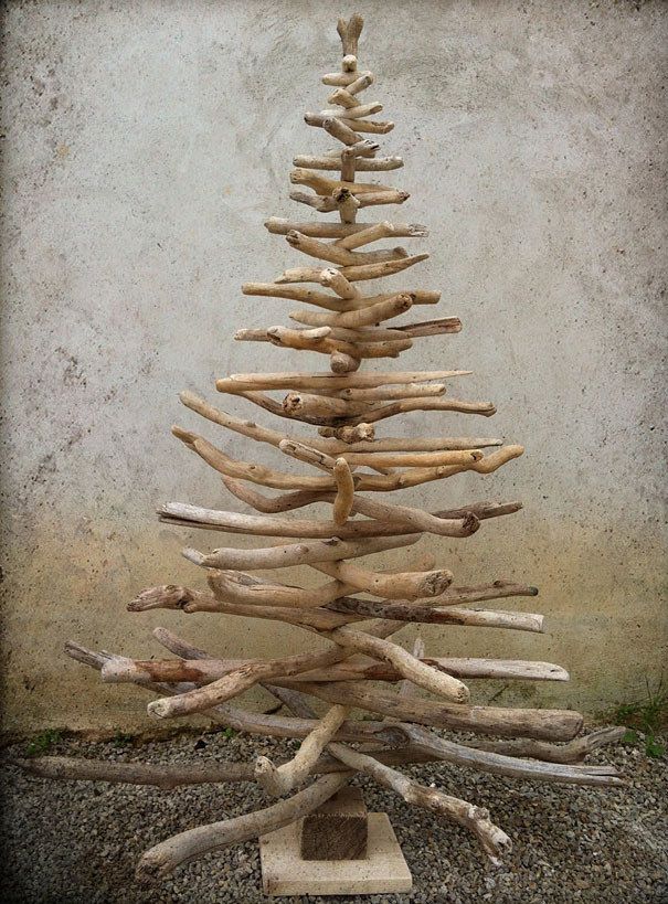 Driftwood Christmas tree 26 Extraordinary Christmas Trees That Make Yours Look Boring Christmas Tree Design, Twig Christmas Tree, Homemade Christmas Tree, Creative Christmas Trees, Plastic Christmas Tree, Alternative Christmas Tree, Diy Christmas Decorations Easy, Easy Christmas Diy, Holiday Tree