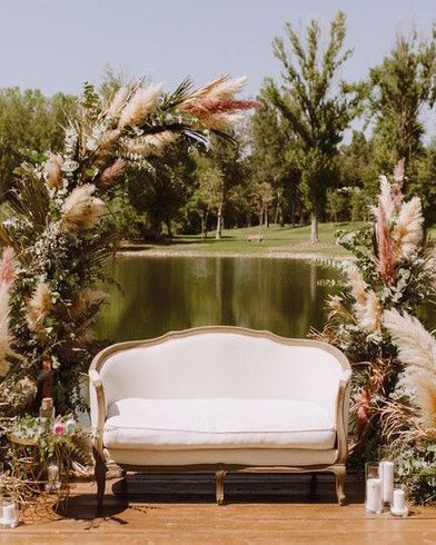 Si queréis que la vuestra sea una boda vintage, no os perdáis estos 10 elementos que recrearán esta estética a la perfección. Imprescindibles en un enlace de aire retro, añadirán estilo, encanto y belleza a cualquier rincón nupcial. #decoración #boda #vintage #retro #sofá #inspiración #wedding #ideas #AFMoments #bodasnet Ideas Decoración, Party Ideas, Wedding Deco, Boho Wedding, Outdoor Sofa, Outdoor Furniture, Outdoor Decor, Arco Floral, Flower Fashion