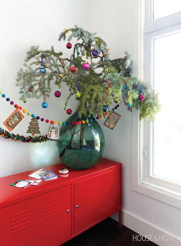 If you lack floor space for a full-sized tree, try propping a small one on a tabletop. | Photographer: Luis Albuquerque | Designer: Sarah Hartill and Lauren Petroff Cabin Christmas Decor, Mini Christmas Tree Decorations, Elegant Christmas Trees, Tabletop Christmas Tree, Simple Christmas Decor, Small Christmas Trees, Rustic Christmas, Beautiful Christmas, Holiday Tree