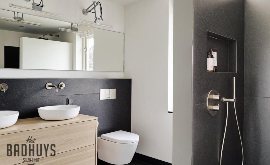 Moderne badkamer met grote tegels, maatwerk meubel en ...