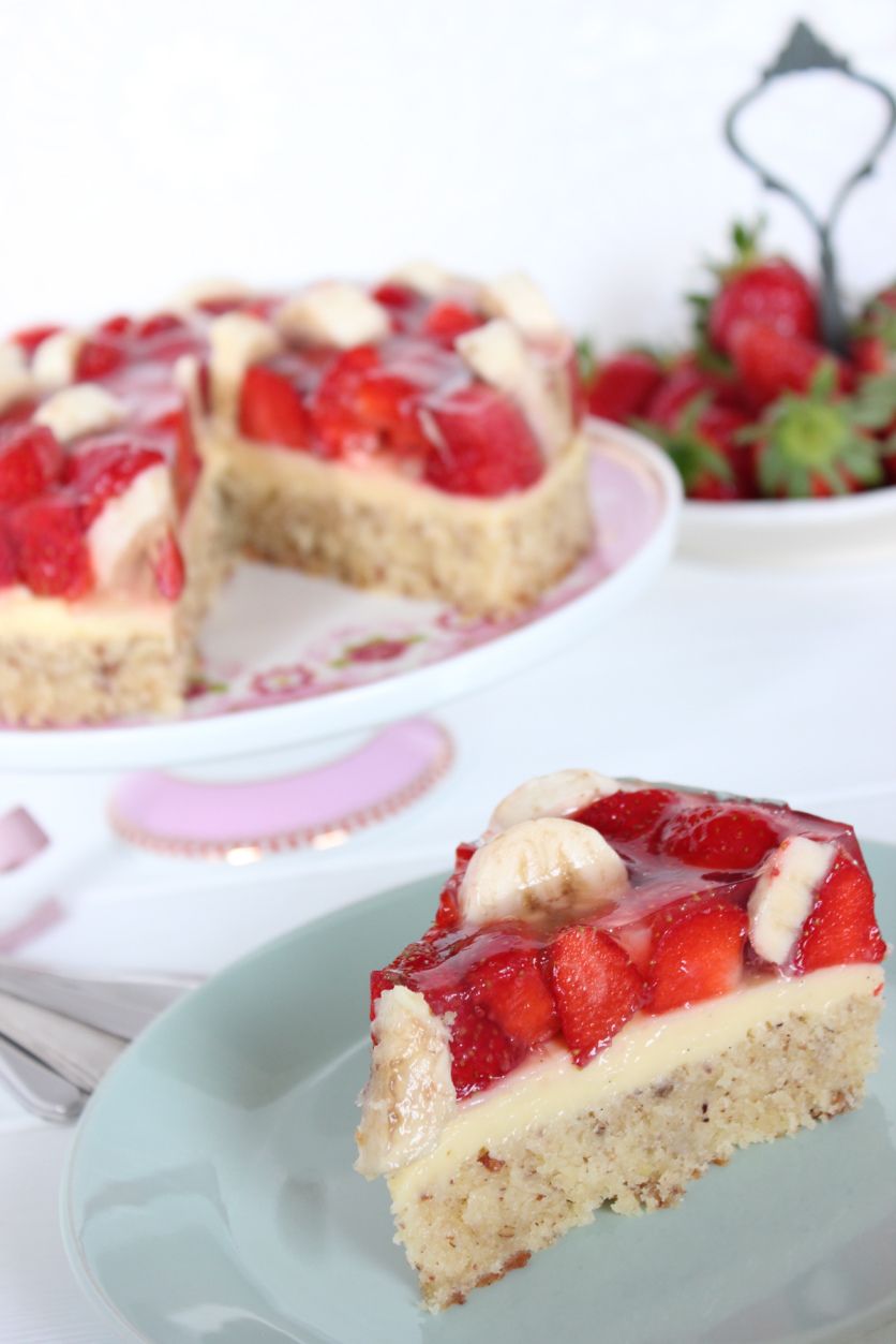 Erdbeer Bananen Kuchen mit Vanillepuddingfülle und Nussteig