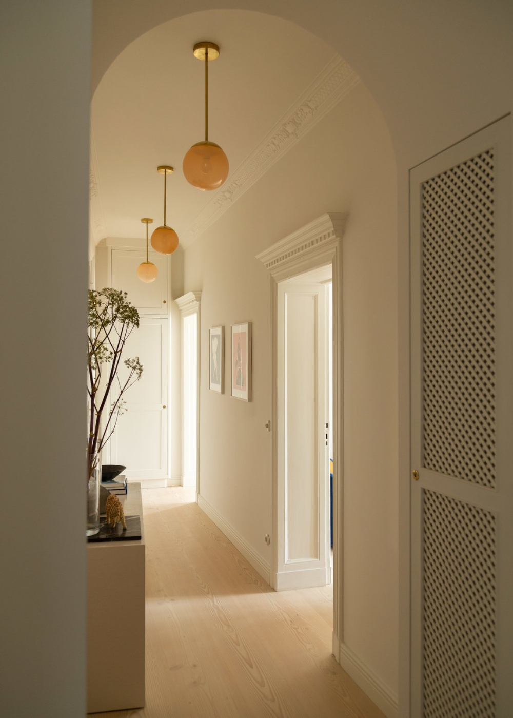 Photo 13 of 17 in A Berlin Apartment Breathes Easier With a Light and Bright Revamp - Dwell The handblown glass and brass pendant lighting in the hallway is by Douglas & Bec. Berlin Apartment, Family Apartment, Cozy Apartment, American Apartment Interior, Apartment Hallway Ideas, Apartment Lighting, Hallway Ideas Colour, Hallway Ideas Entrance Narrow, Modern Hallway