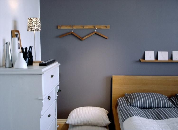 weiße Kommode kontrastiert auf die graue Wandfarbe Wohnung - wandfarbe grau weiße Kommode kontrastiert auf die graue Wandfarbe Wohnung - wandfarbe grau