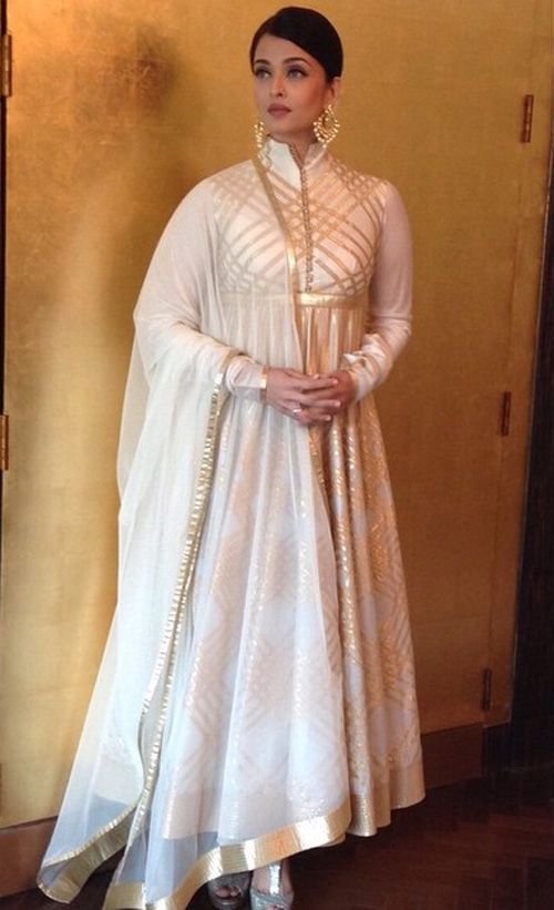 Aishwarya Rai Is The Most Beautiful Woman – 20 Outfits That Prove This Indian Gowns, Indian Fashion Dresses, Indian Attire, India Fashion, Ethnic Fashion, Pakistani Dresses, Indian Wear, Punjabi Dress, Womens Fashion