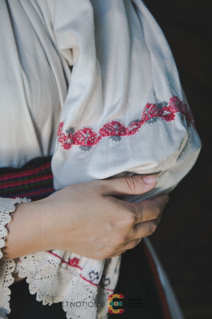 Portul popular din zona Bistrița – Etnotique Folk Costume, Costumes, Alter, Dinning, Floral, Outfits, Dear, Ornament, Country