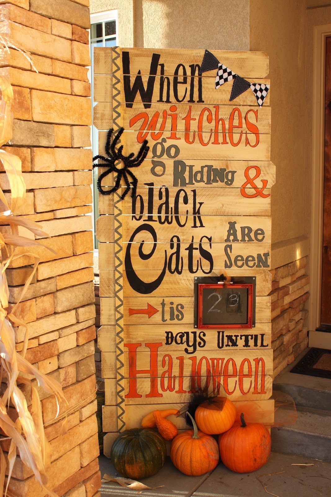 Count down to Halloween *use burlap inside to hang chalkboard then - Inside Halloween Decorations Count down to Halloween *use burlap inside to hang chalkboard then - Inside Halloween Decorations