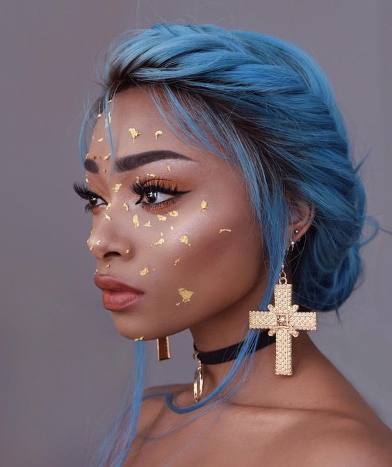 Music festivals provide you the opportunity to experiment with new trends and new products and to not let those nine-to-five inhibitions or restrictions dictate what you wear on your face or in your hair. Hair Inspo, Hair Inspiration, Coachella Hair, Coachella Makeup, Nyane Lebajoa, Hair Reference, Grunge Hair, 90s Grunge, Aesthetic Hair
