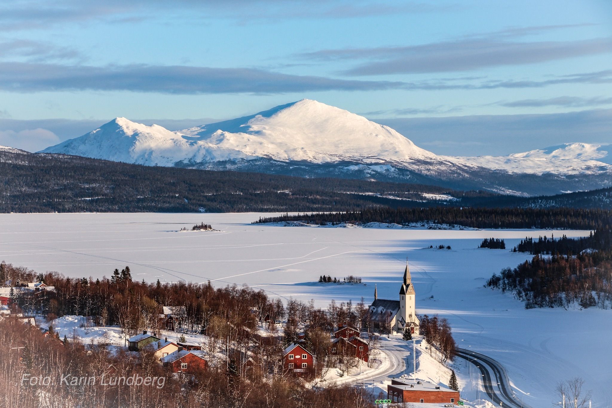 Utsikt från köket över Ryfjället och Tärnaby kyrka | Kyrka Utsikt från köket över Ryfjället och Tärnaby kyrka | Kyrka