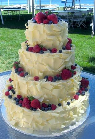 Looks yummy . . Cousin you must get your cake from the bread basket in Camarillo they have the best cakes I've ever had! (vanilla buttercream with their fruit basket option is amazing!) most of their cakes look like this but I'm sure they can make any wedding cake look you like! Go try it Food Cakes, Cupcake Cakes, 16 Cake, Amazing Wedding Cakes, Amazing Cakes, Easy Wedding Cakes, Chocolate Fruits, White Chocolate, Chocolate Curls